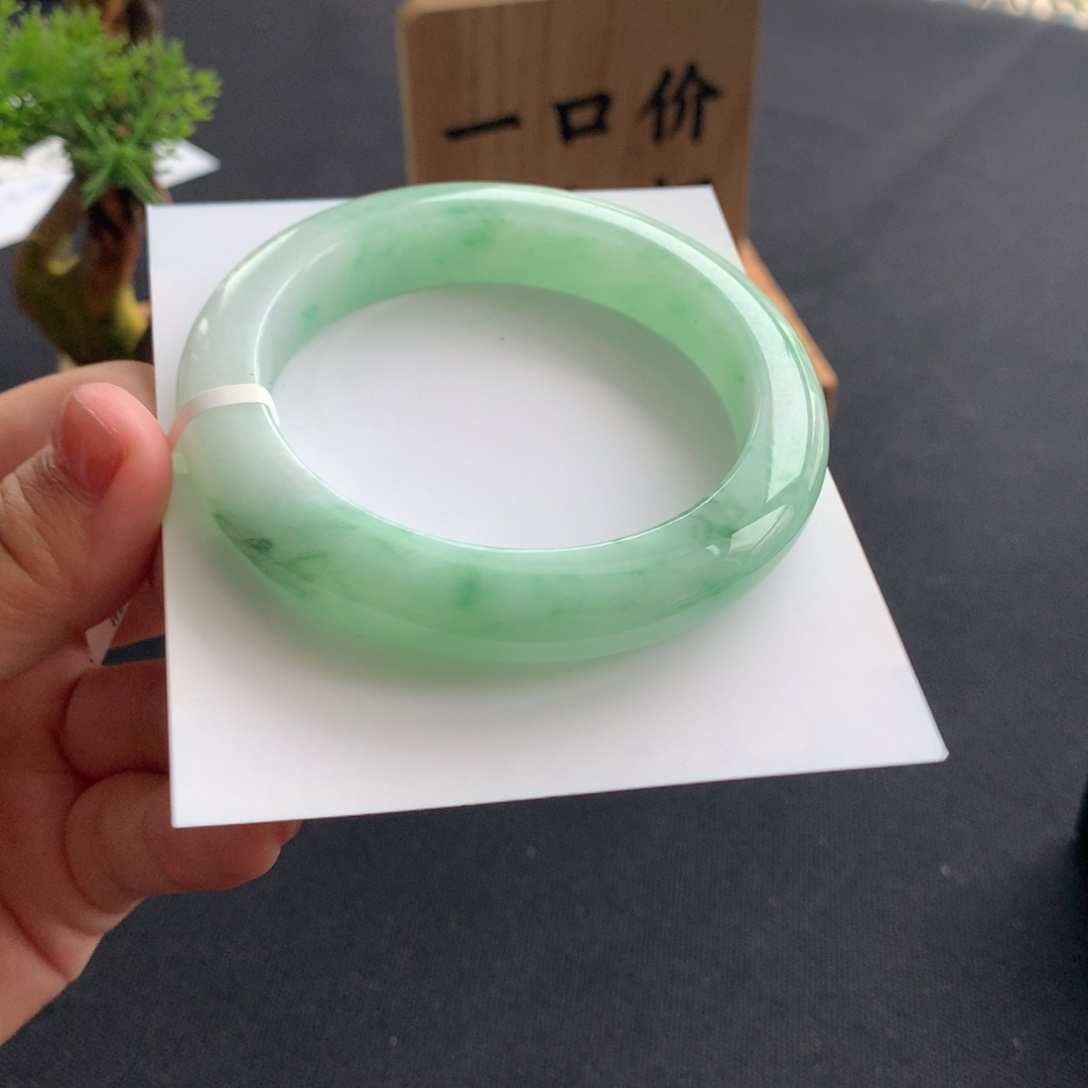 翡翠手镯未镶嵌翡翠