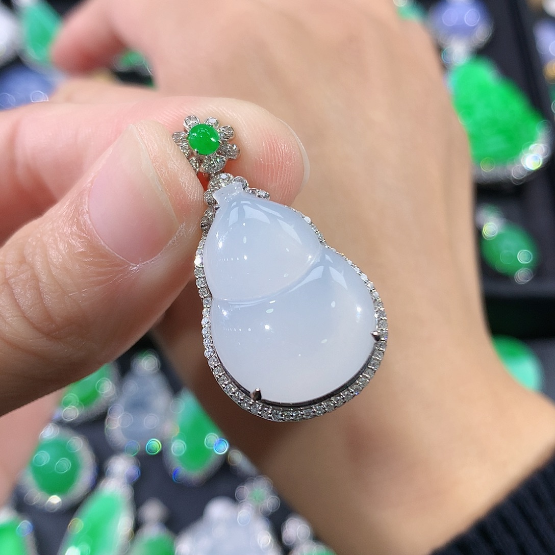 翡翠18K金镶嵌颈饰