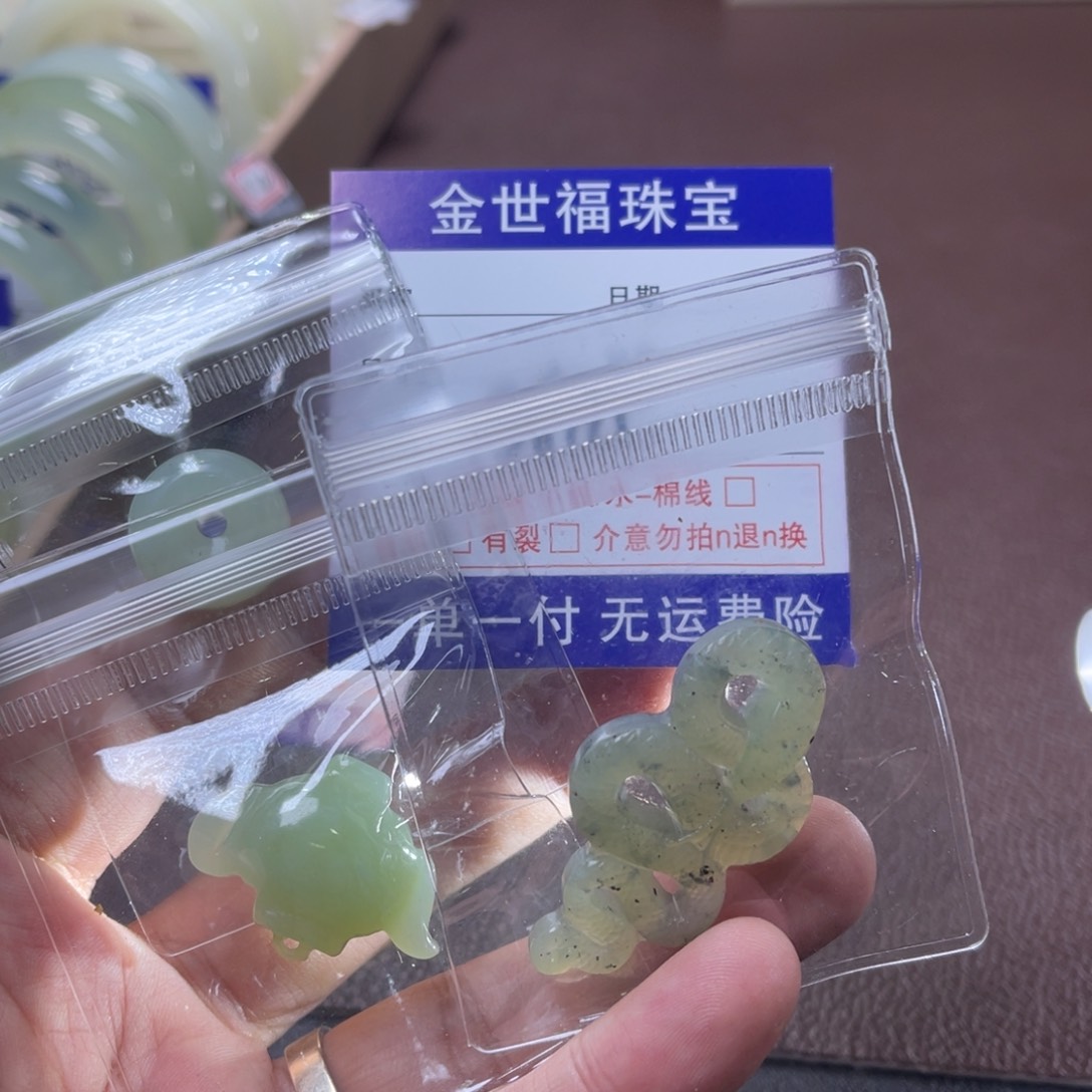 蛇纹石玉颈饰未镶嵌