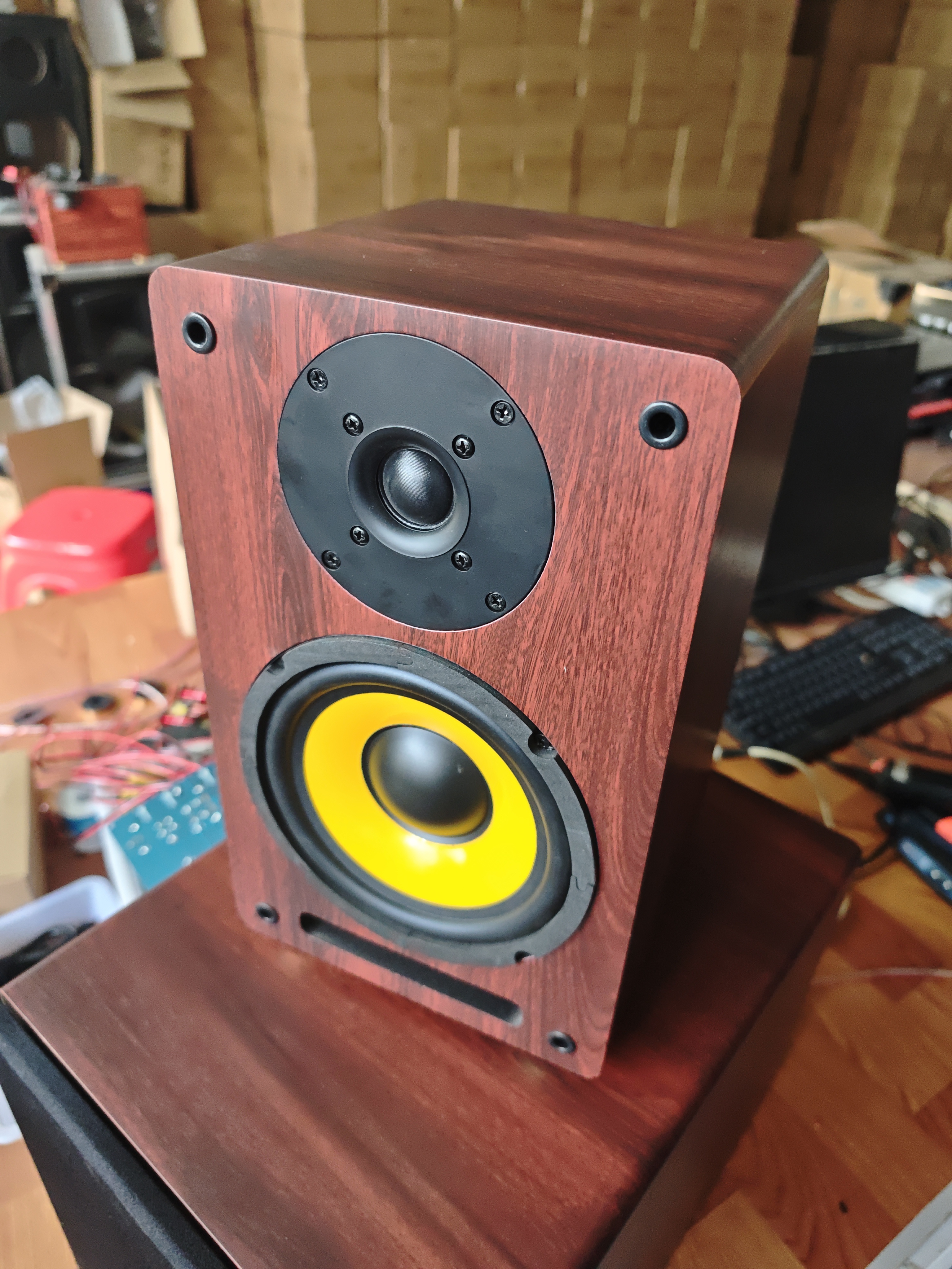 准新品  6.5寸书架音箱一个的价格。