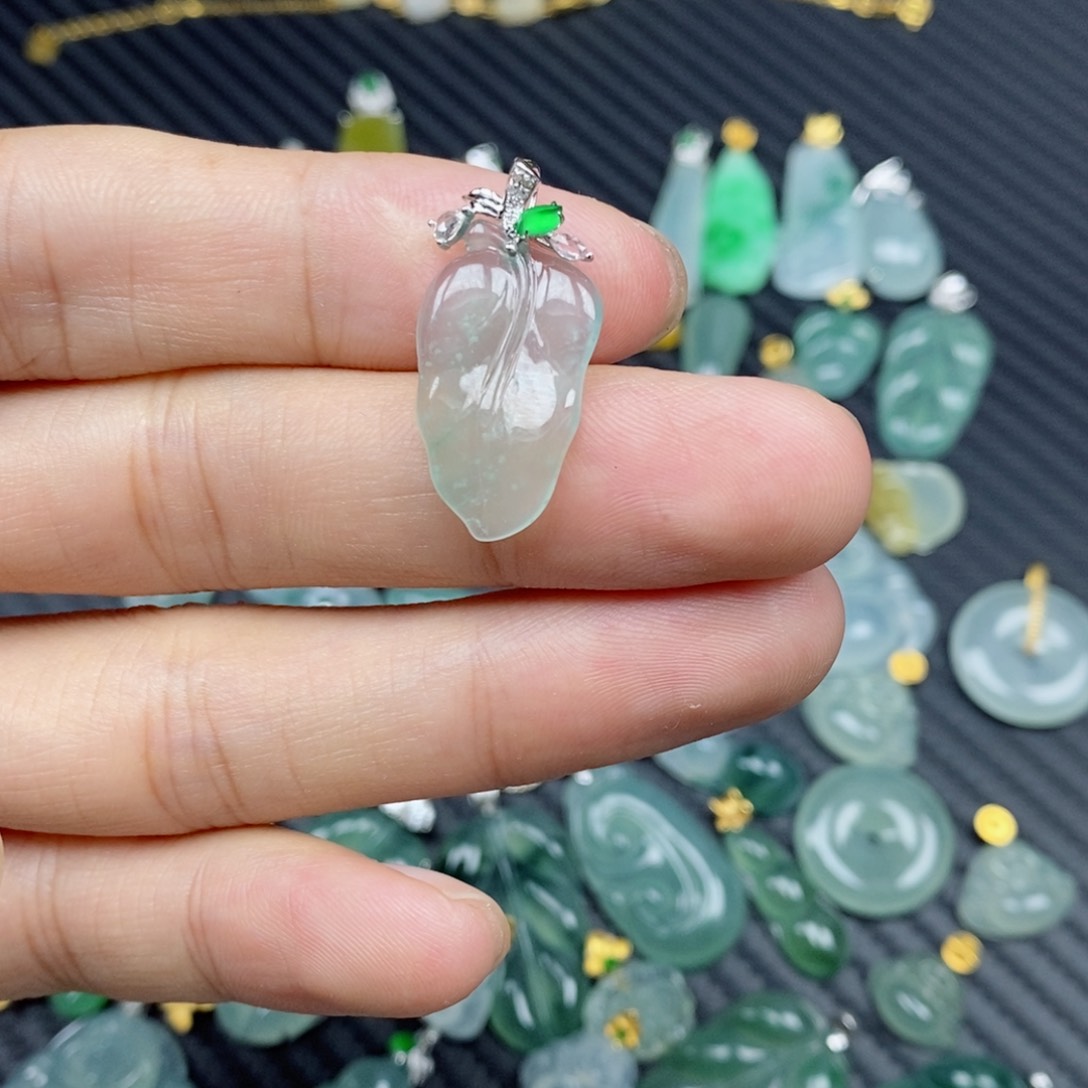 翡翠18K金镶嵌颈饰111111