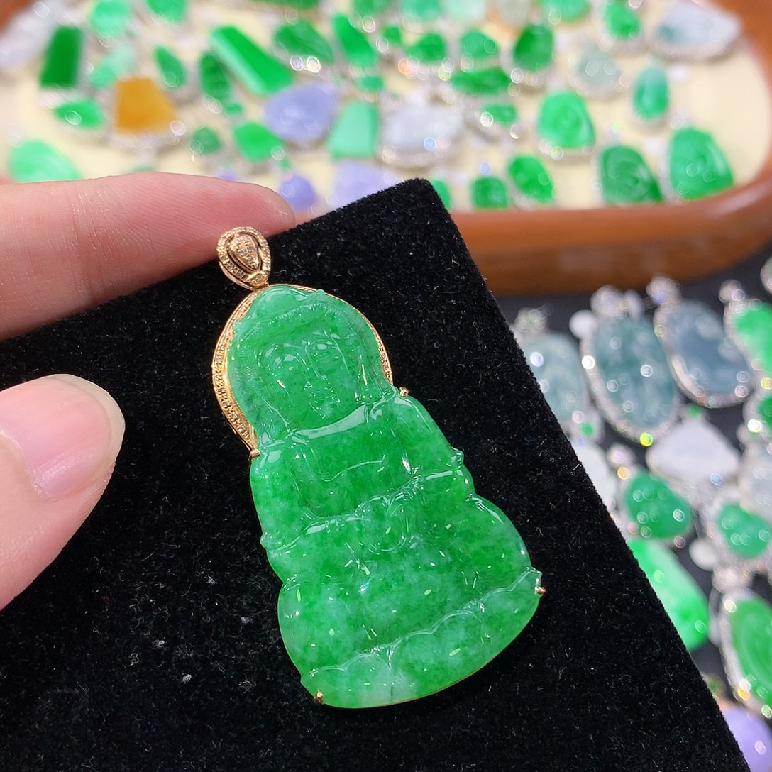 翡翠18K金镶嵌颈饰