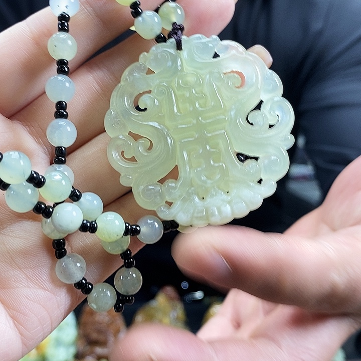 蛇纹石玉吊坠未镶嵌