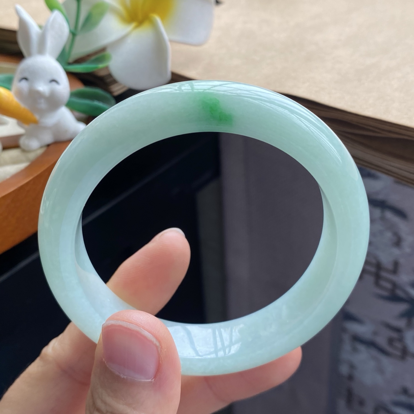 1.26批13584号手镯54.8-13.5-8.6！飘一抹绿花！淡雅的浅绿色！