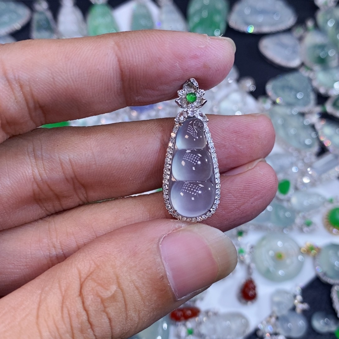 翡翠18K金镶嵌颈饰