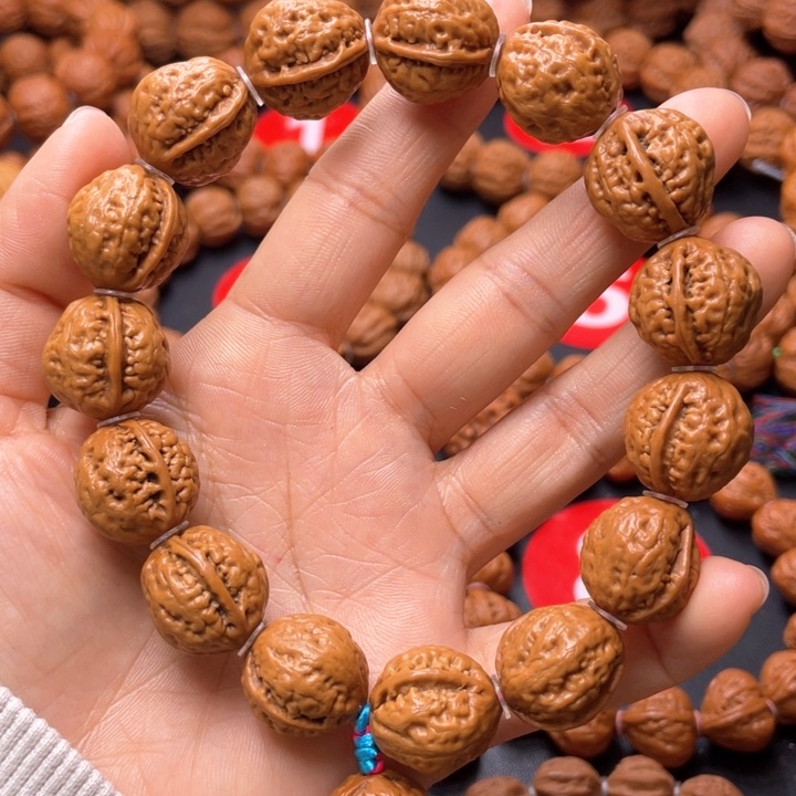 文玩核桃吊坠小麒麟