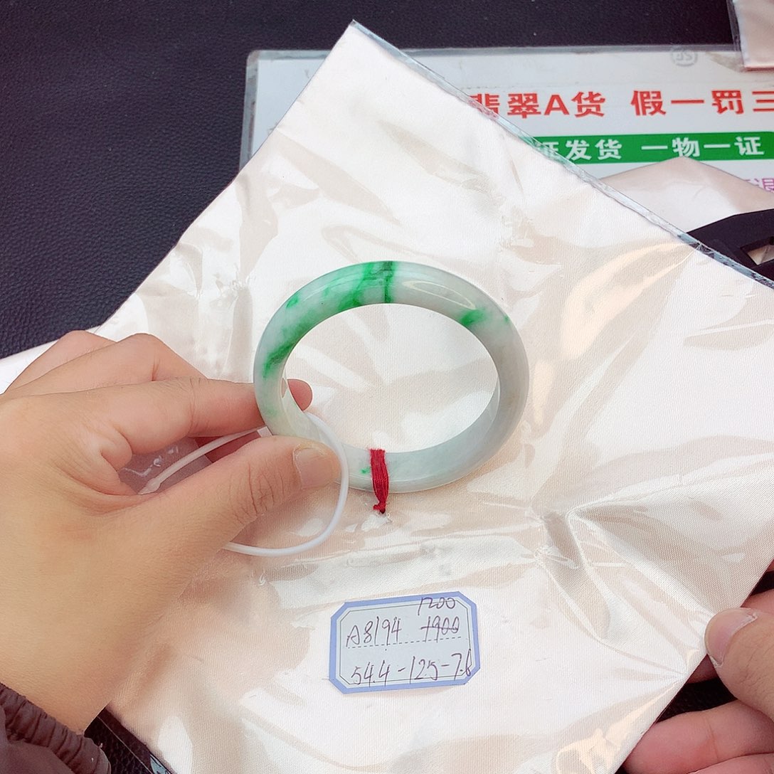 翡翠手镯未镶嵌翡翠