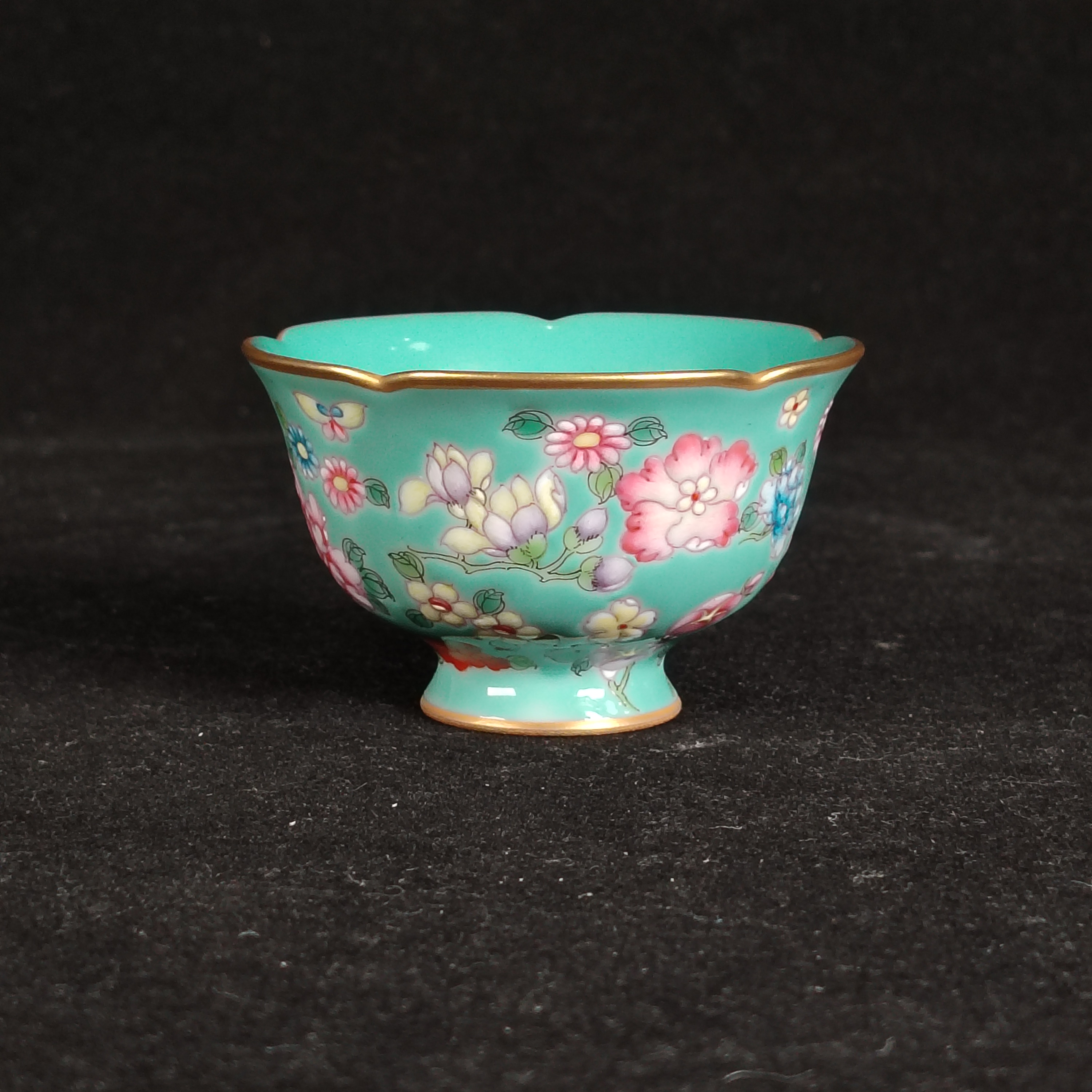 松石绿地粉彩缠枝花卉纹花口杯