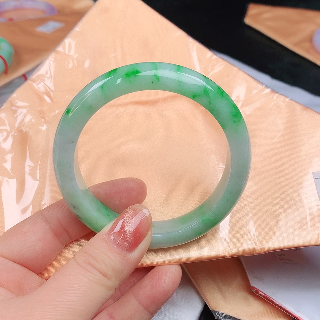 翡翠手镯未镶嵌繁****?8053xccvvv