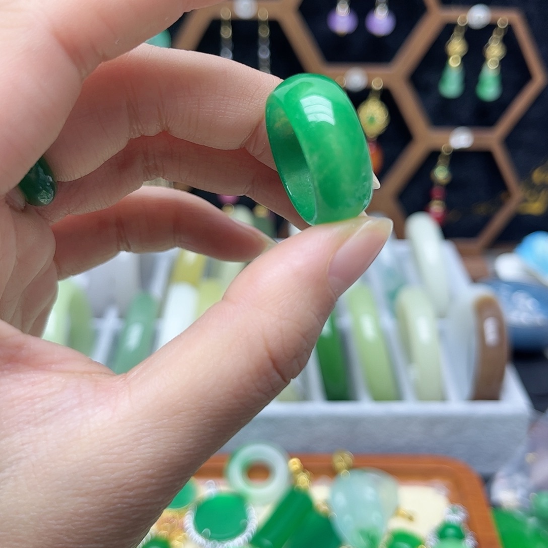 翡翠未镶嵌耳饰宽肩