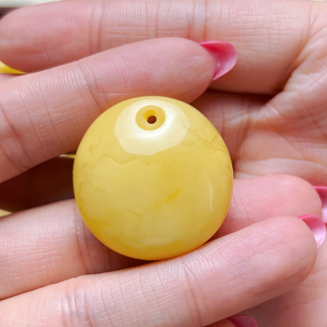 未镶嵌蜜蜡裸石31mm微瑕公主扣 8.13g