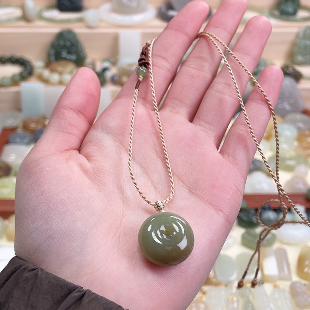 和田玉未镶嵌吊坠(赠链)