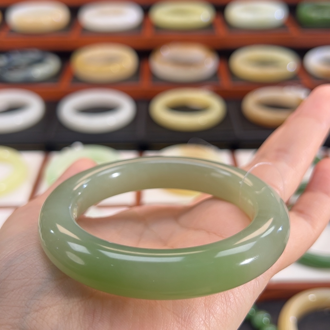 和田玉（翠青玉）未镶嵌手镯一抹艳翠