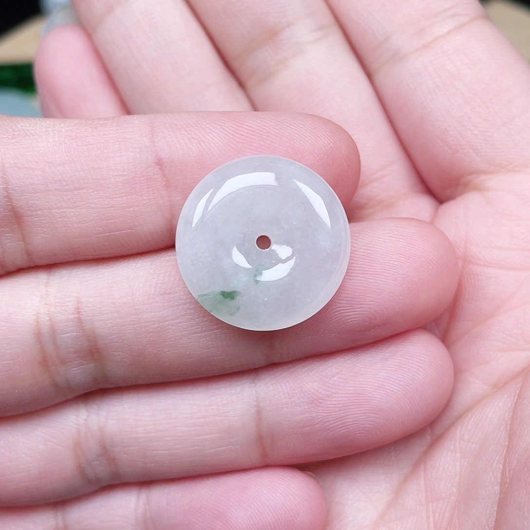 翡翠颈饰未镶嵌平安扣