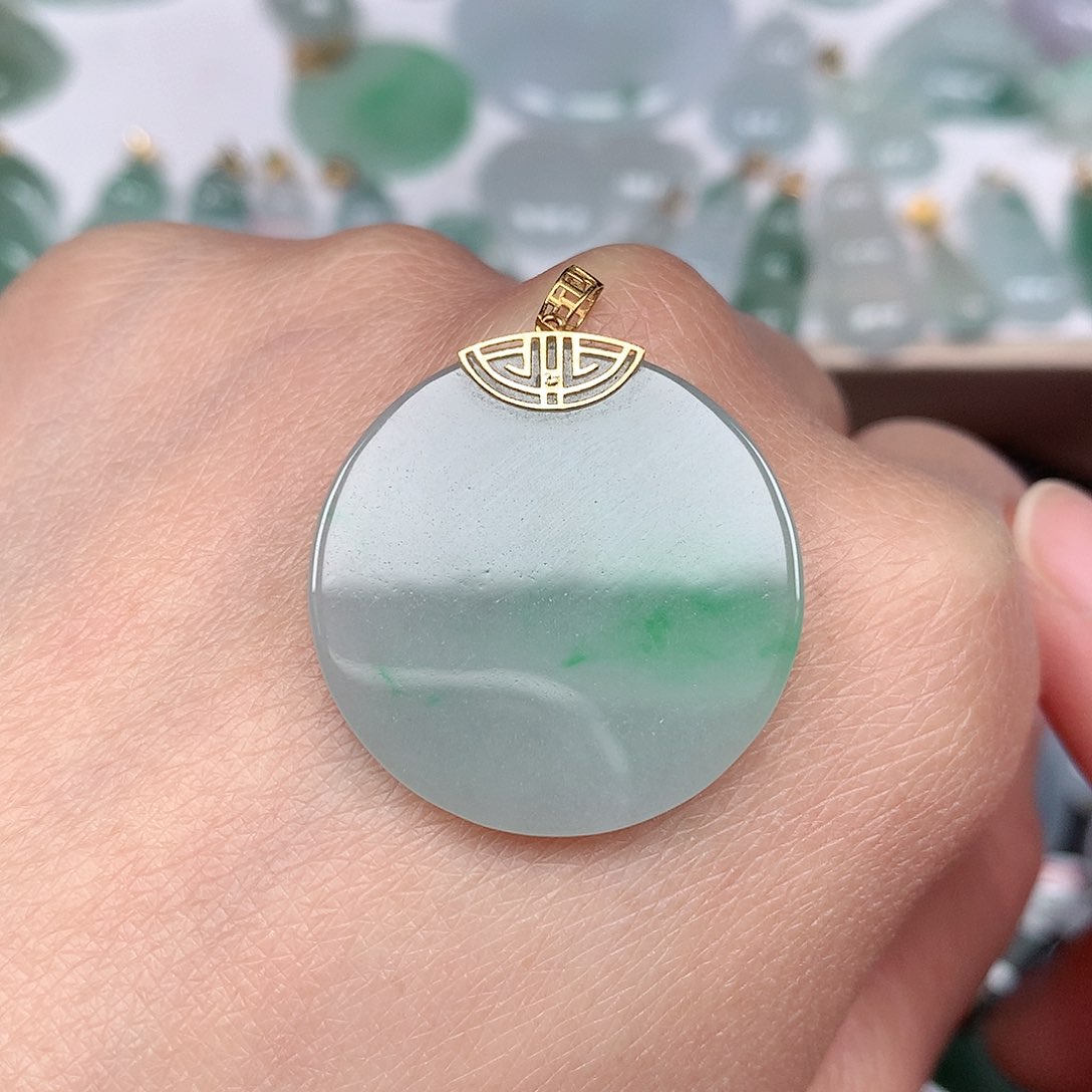 翡翠颈饰未镶嵌无事