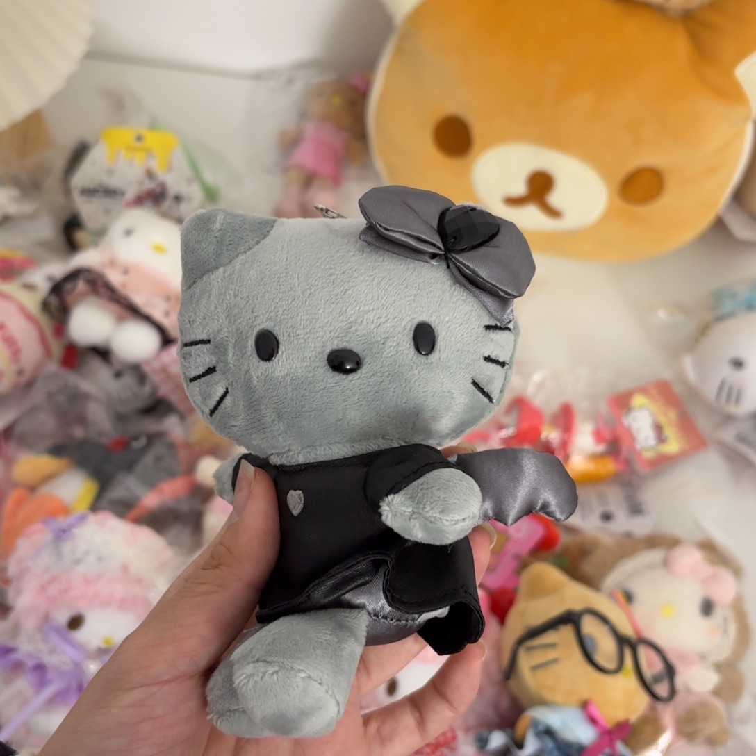 毛绒灰色侧坐天使kitty