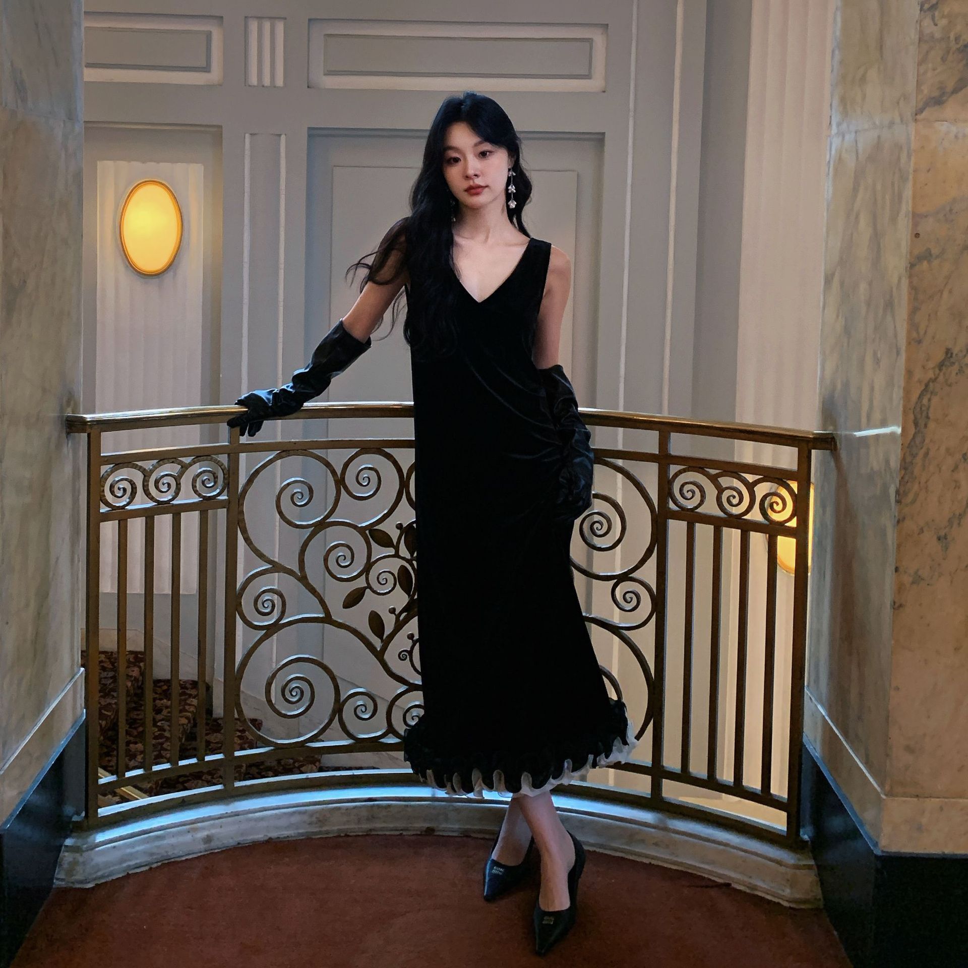 【诠释】NEWOPEN25冬法式赫本风气质长裙v领无袖丝绒连衣裙W7532