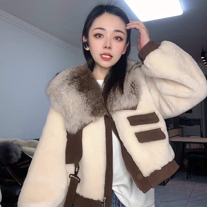 绵羊皮美丽奴皮毛一体配狐狸毛领M120，L130斤内拍下备注尺码