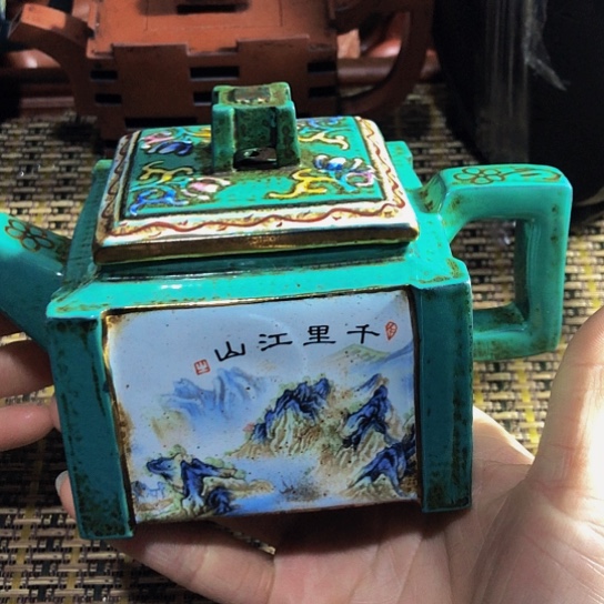 紫砂茶壶原矿泥料手工制作的紫砂壶。