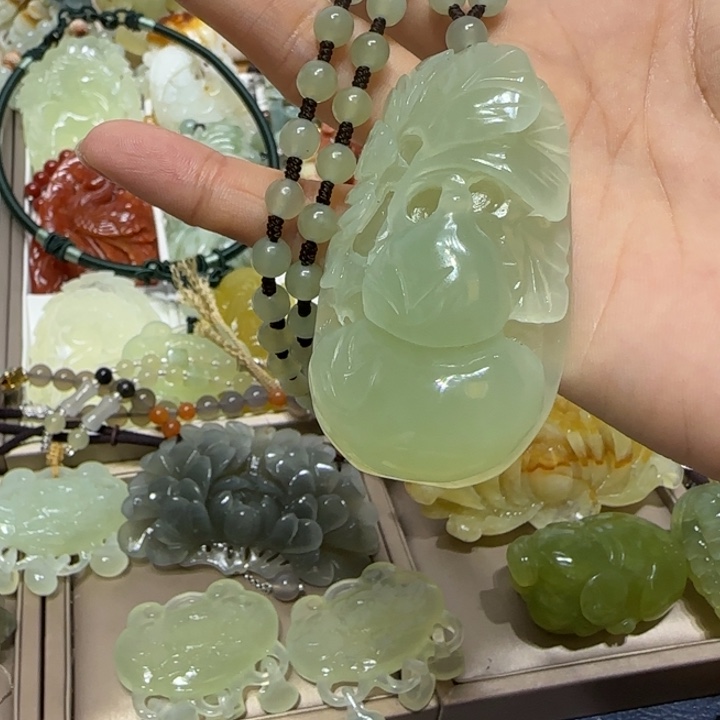 蛇纹石玉吊坠未镶嵌