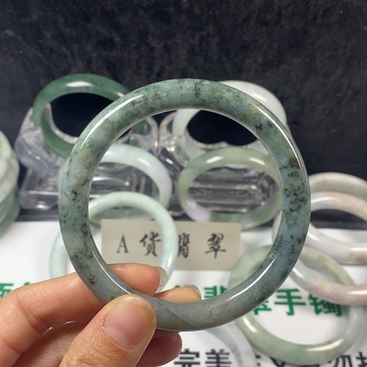 翡翠未镶嵌手镯7号。 59.6圈