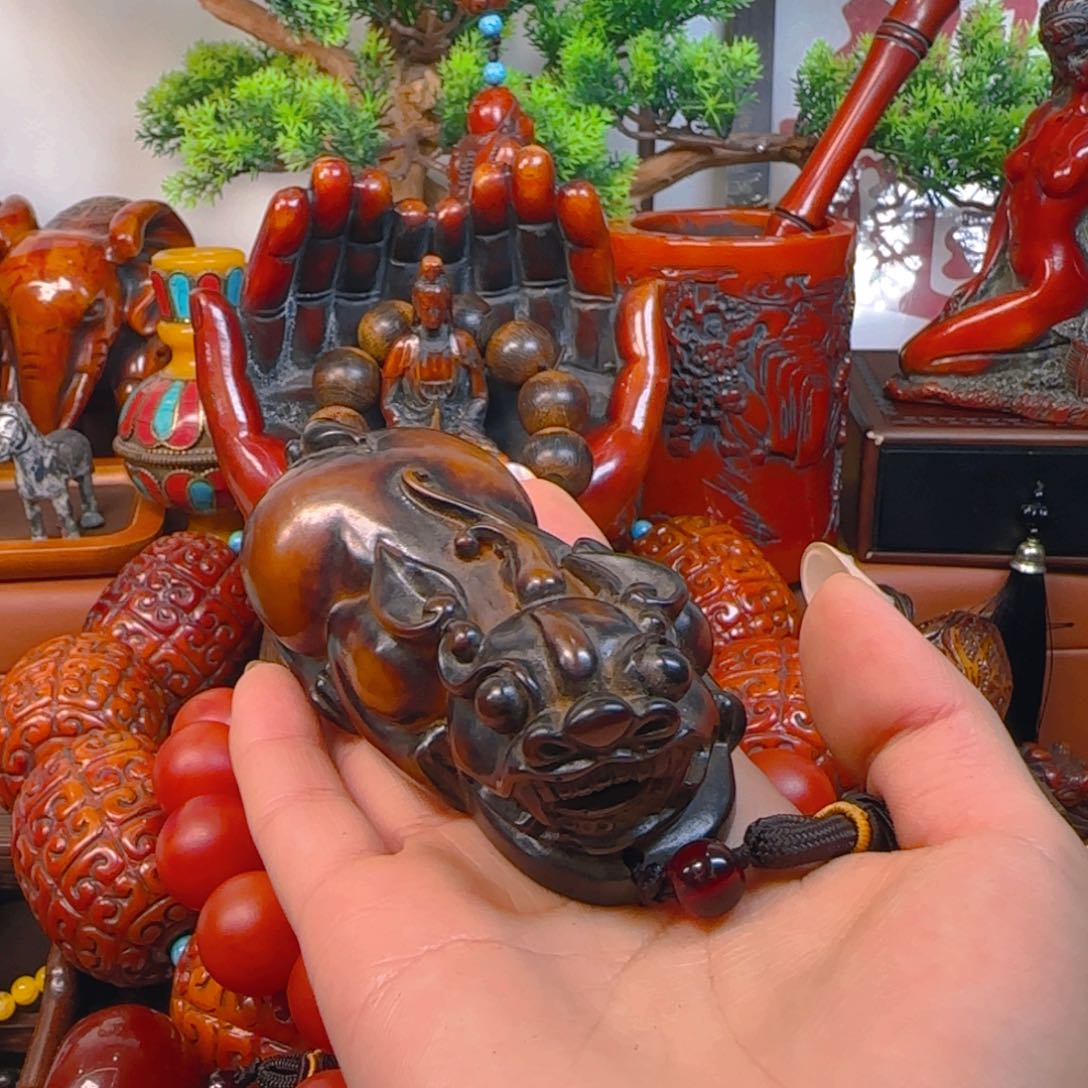 琥珀裸石未镶嵌貔貅