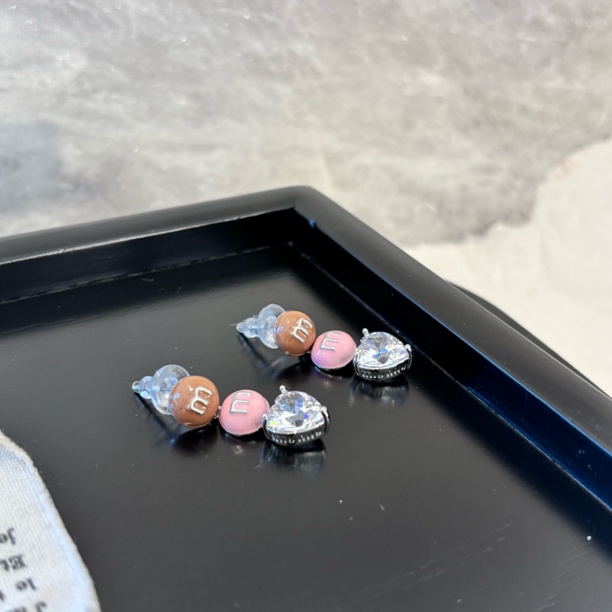 铜合金合成锆石耳饰 双色m字母爱心耳环EH3476