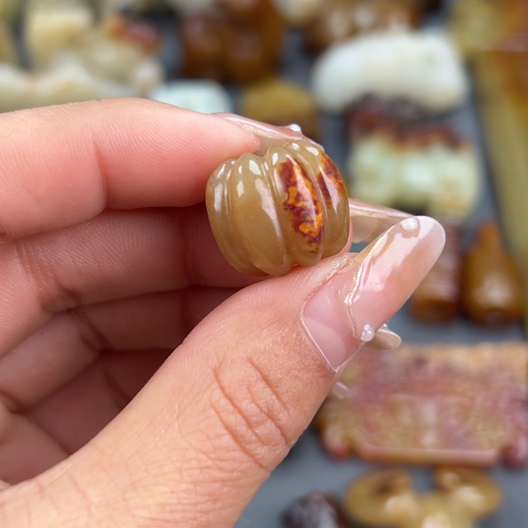 和田玉未镶嵌颈饰老*