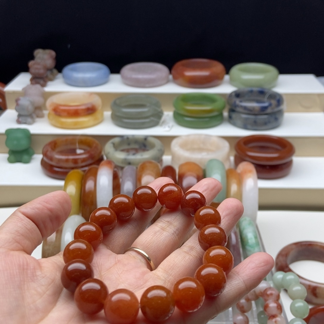 石英质玉手镯未镶嵌?