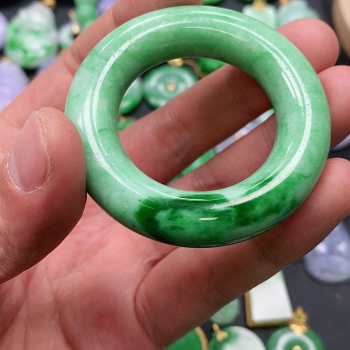 翡翠颈饰未镶嵌吊坠