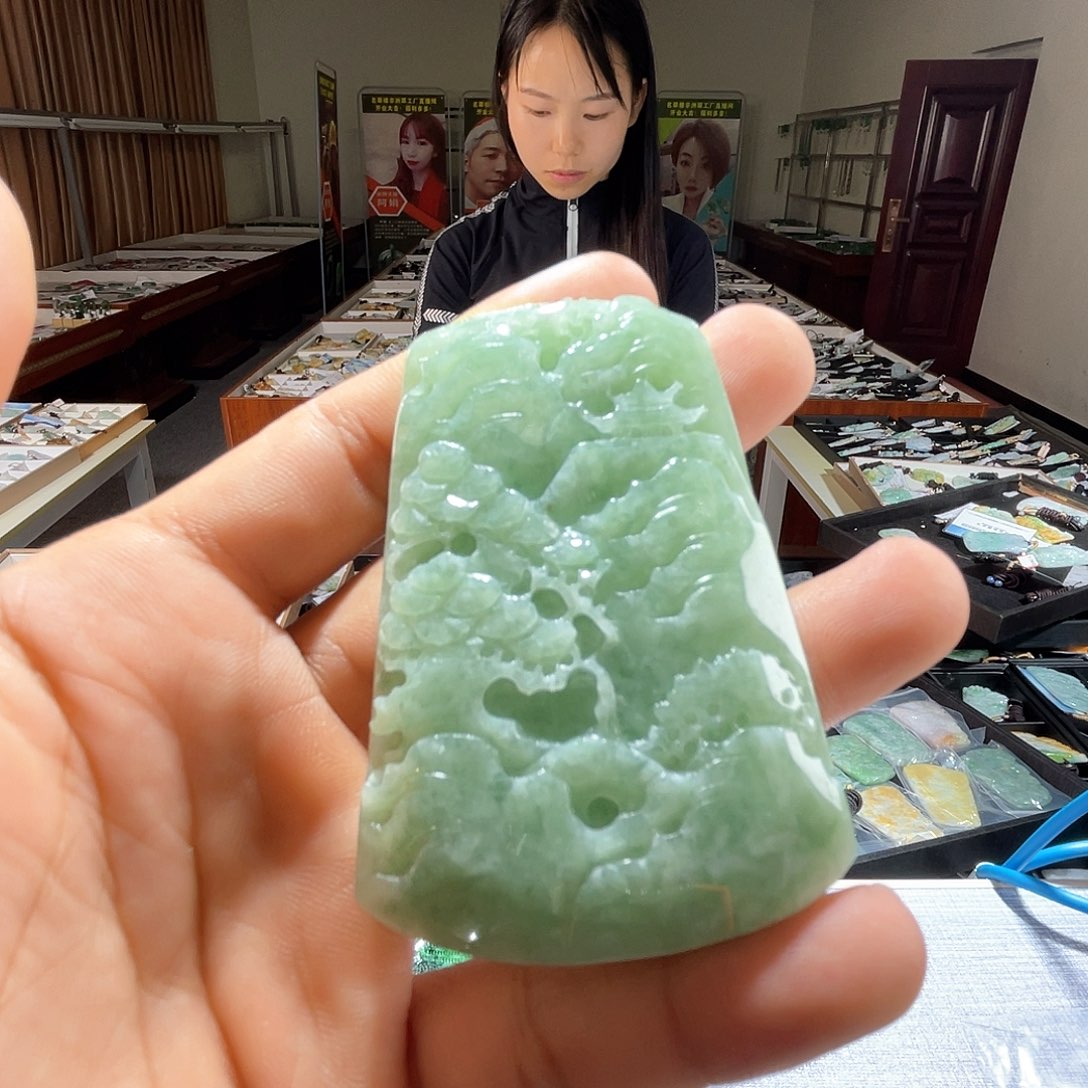 翡翠未镶嵌颈饰一