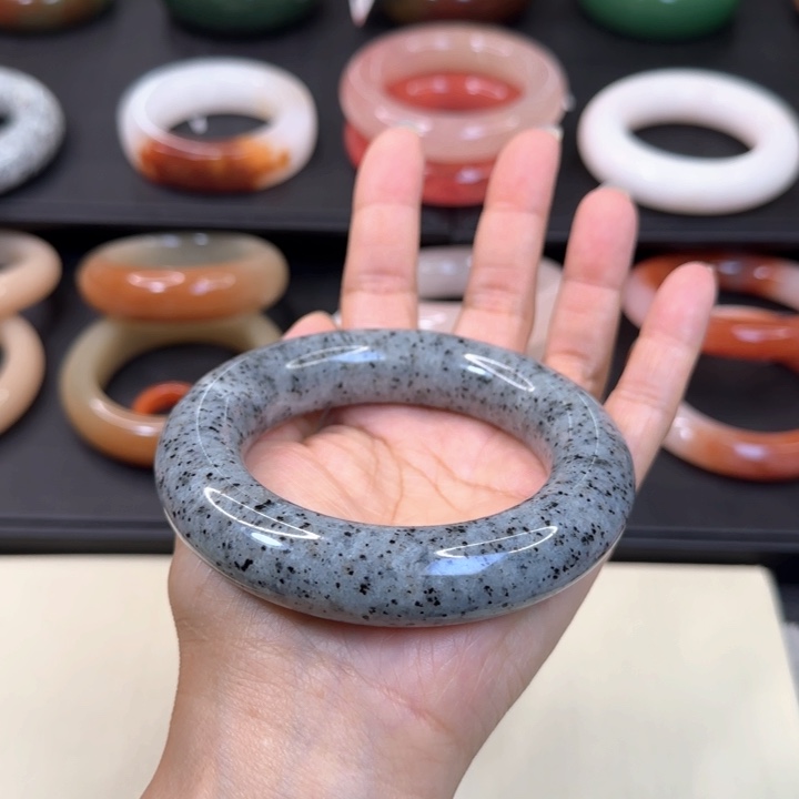 *****石英岩玉手镯未镶嵌