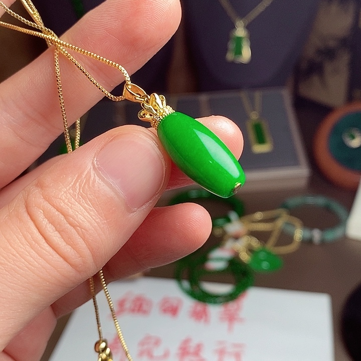 翡翠18K金镶嵌吊坠(赠链)39