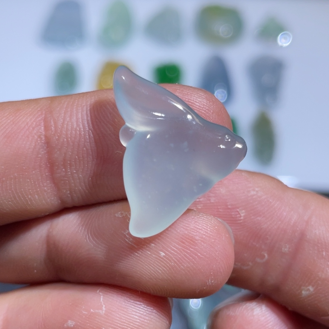 颈饰未镶嵌翡翠小兔子