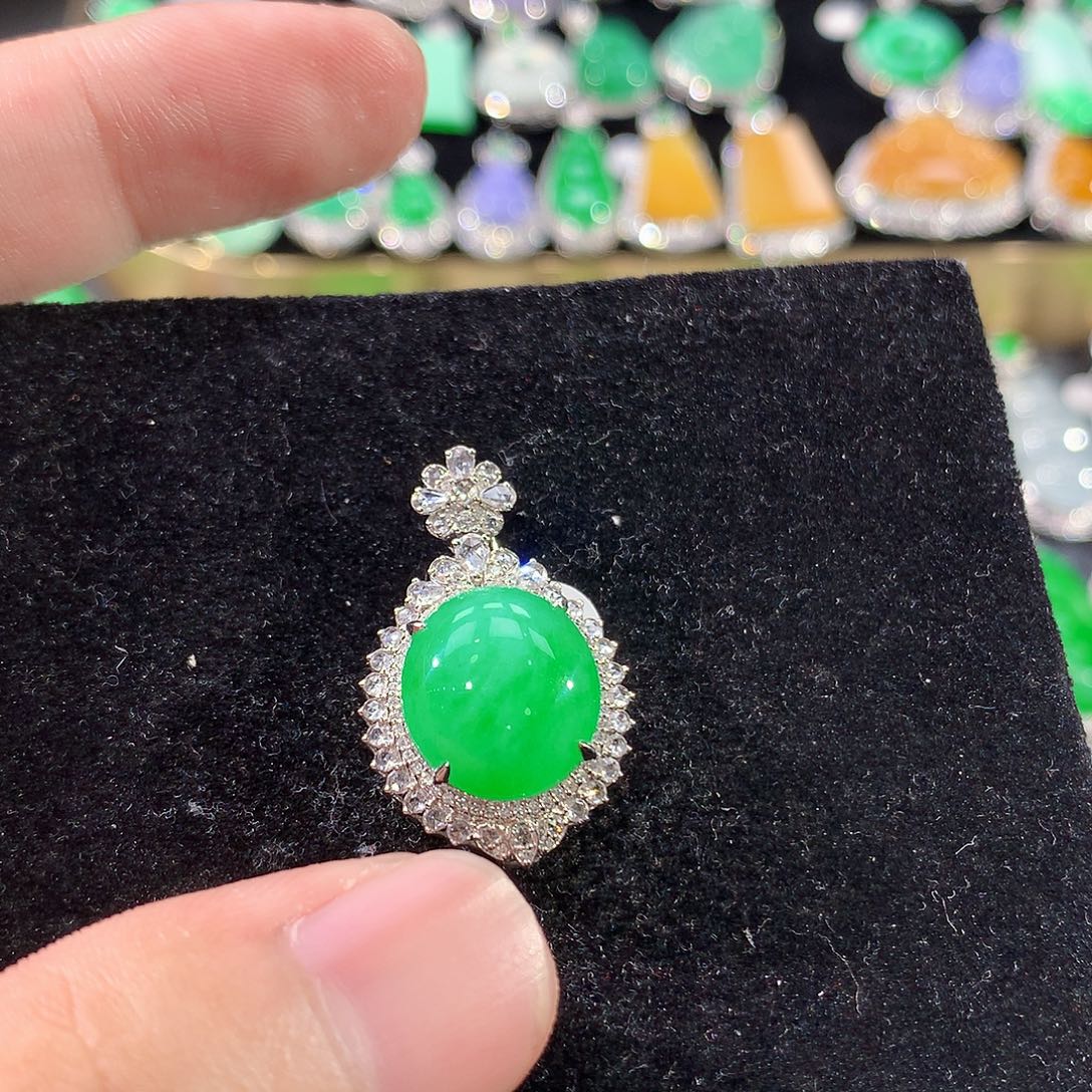 翡翠18K金镶嵌颈饰