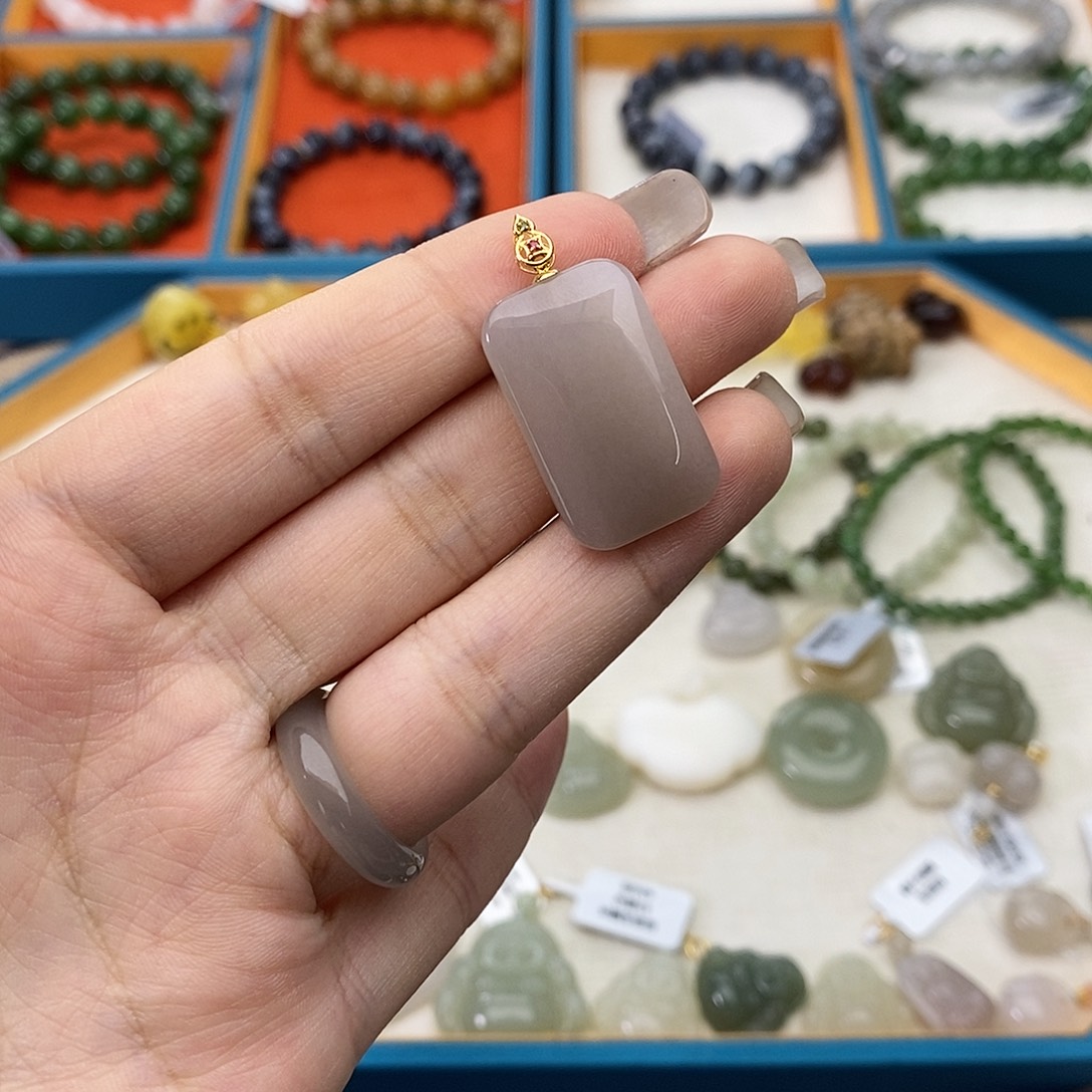 和田玉18K金镶嵌颈饰w23烟紫无事牌