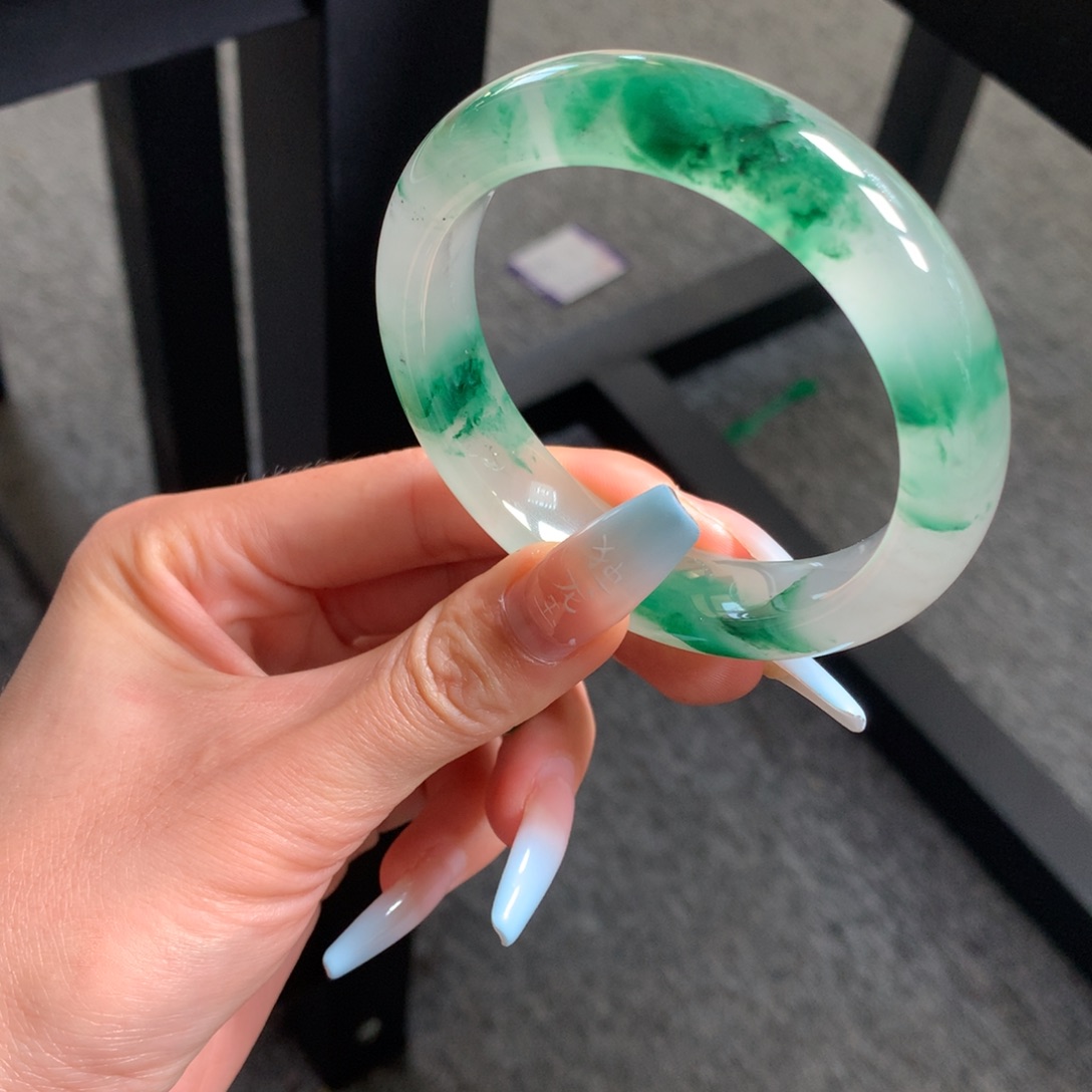 石英质玉手镯未镶嵌生***炸