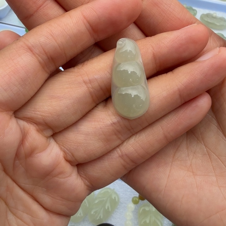 美***妞和田玉未镶嵌颈饰