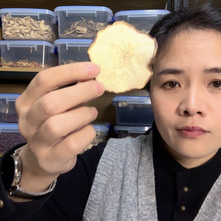 雪花梨泡水煮汤搭配百合枸杞大枣