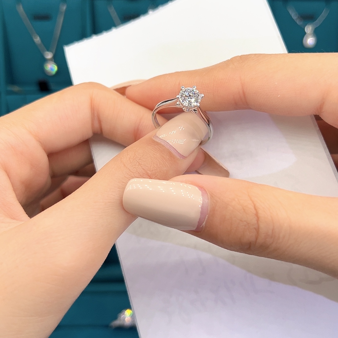 铂Pt950镶嵌实验室培育钻石周家六爪一克拉18