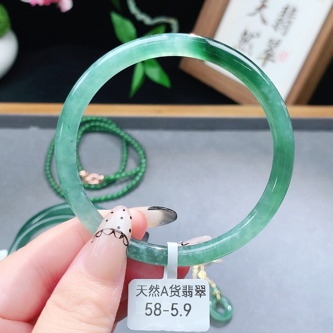 翡翠手镯（圆镯）未镶嵌