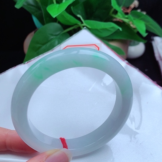 翡翠手镯未镶嵌       正圈58 白底青