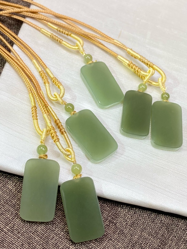 天然和田玉湖水绿 平安无事牌挂坠 赠绳发 发货发一件