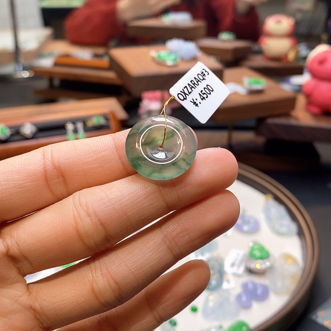 翡翠未镶嵌颈饰平安扣