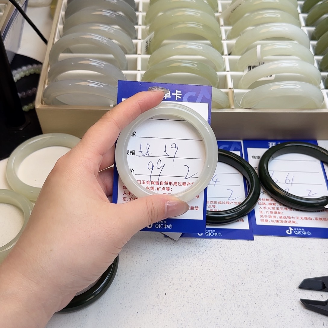 和田玉未镶嵌手镯