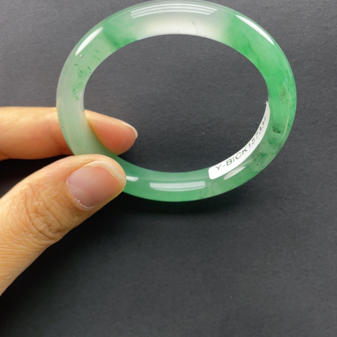 小***馨石英质玉未镶嵌手镯