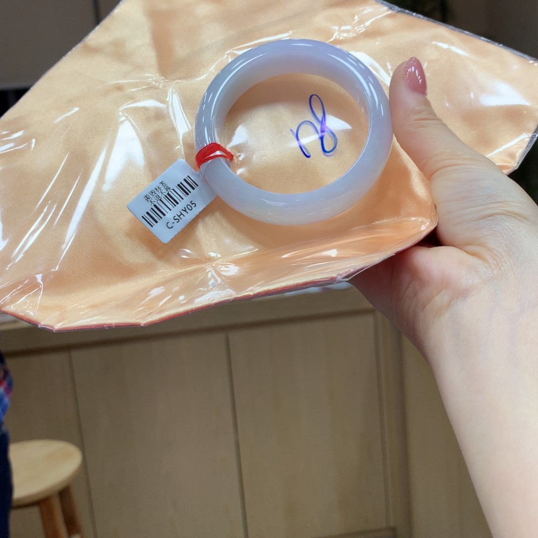 翡翠手镯未镶嵌不退不换