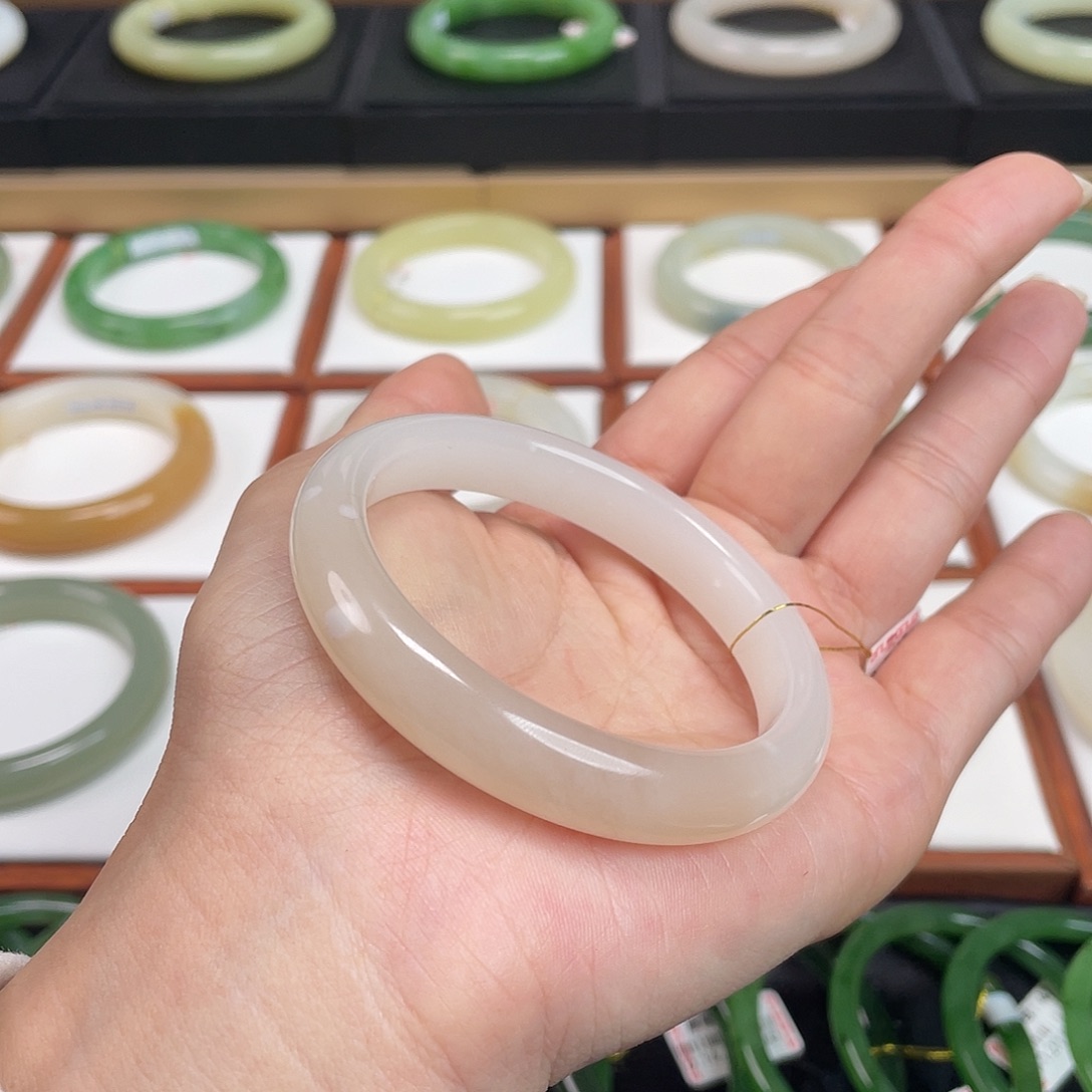 和田玉未镶嵌手镯-粉白