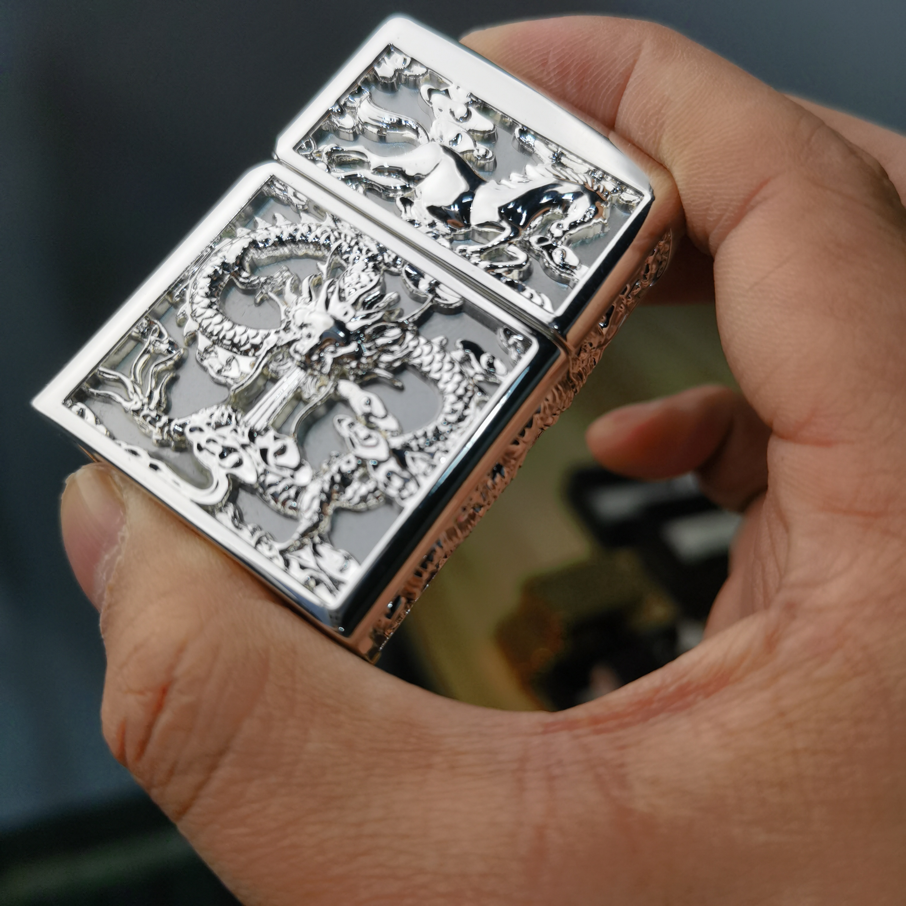 Zippo打火机镀银铠甲龙马精神