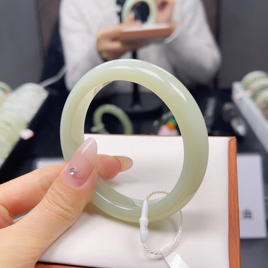 和田玉未镶嵌手镯